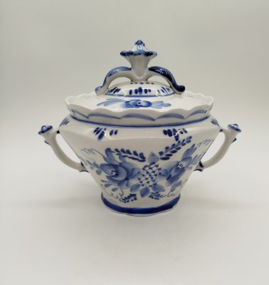 купить Конфетница с растительным декором в родной упаковке, автор Окулова, фарфор, роспись, Объединение «Гжель», Россия, 1998-2001 гг.