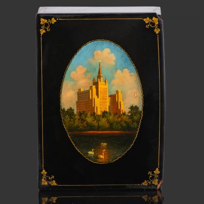 купить Шкатулка "Высотка на Кудринской площади", автор Ю. Карлов, папье-маше, роспись, лак, Федоскинская фабрика миниатюрной живописи (Федоскино), СССР, 1959 г.
