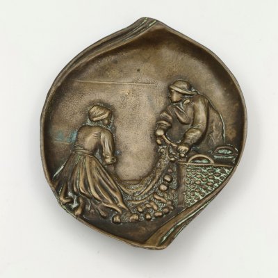 купить Пепельница, декорированная изображением разбора рыболовных сетей, бронза, 1940-1970 гг.