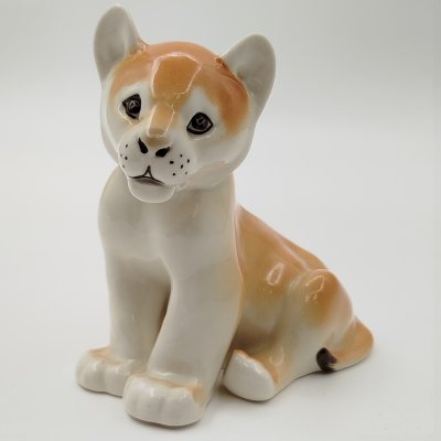 купить Статуэтка "Львенок сидящий", скульптор Воробьев Б.Я., фарфор, аэрография, роспись, Ленинградский фарфоровый завод (ЛФЗ), СССР, 1970-1990 гг.