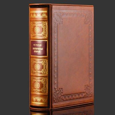 купить Книга в кожаном переплете "История Екатерины II", репринтное издание, бумага, кожаный переплет, тиснение, золочение, обрез с принтом, в подарочном футляре и бархатной подарочной упаковке, Российская Федерация, 2025 г.