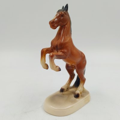 купить Статуэтка миниатюрная "Конь на дыбах", фаянс, аэрография, Hertwig & Co., Германия, 1941-1958 гг.
