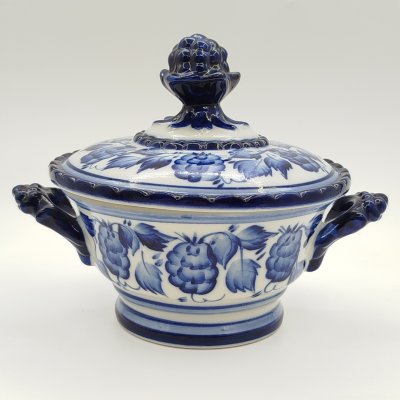 купить Сахарница (супница), украшенная ягодным декором, фарфор, роспись, Объединение «Гжель», СССР, 1990-2015 гг.