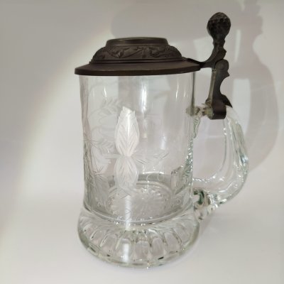 купить Кружка пивная с металлической крышкой и резным декором в виде соцветий хмеля на тулове, стекло, резьба, олово, Германия, 1970-1990 гг.