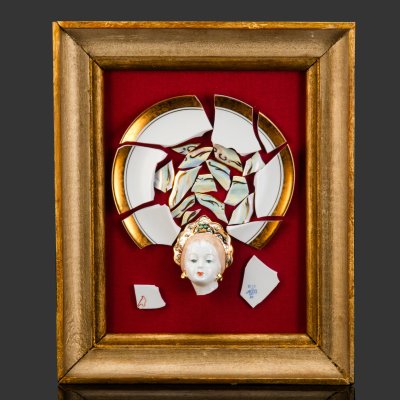 купить Настенная композиция из осколков битой посуды заводов ЛФЗ и Дулево, оформленная в антикварную раму, фарфор, дерево, текстиль, люстр, золочение, роспись, Россия, 1970-1990 гг.