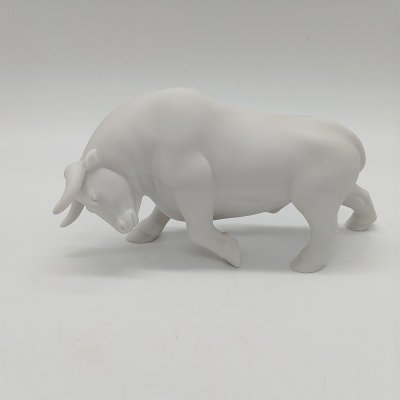 купить Статуэтка " Коррида" ("Бык"), автор формы Белаш Г.А., бисквит, Ленинградский фарфоровый завод (ЛФЗ), Российская Федерация, 1991-2012 гг.