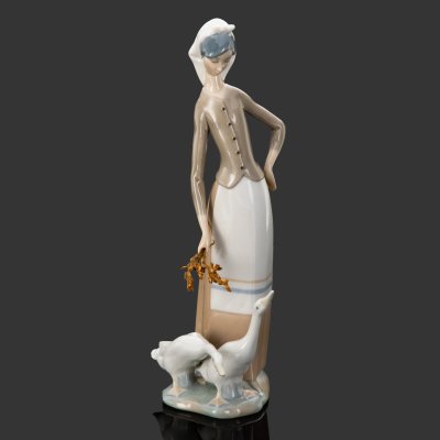 купить Статуэтка "Девушка с гусями", скульптор Juan Huerta, фарфор, роспись, Lladro, фарфор, роспись, Lladro, Испания, 1971-1974 гг.