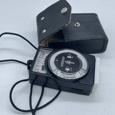 купить Экспонометр фотоэлектрический "Ленинград 8" в оригинальном кофре, пластик, металл, кожа, СССР, 1988 г.