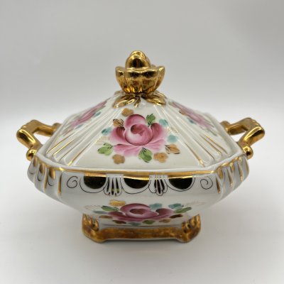 купить Сахарница, декорированная цветочным узором в розовых оттенках, фарфор, роспись, золочение, Объединение «Гжель», СССР, 1972-1985 гг.