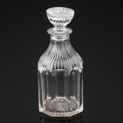 купить Штоф для виски, декорированный широкими гранями и резным орнаментом, хрусталь, алмазная грань, Западная Европа, 1900-1930 гг.