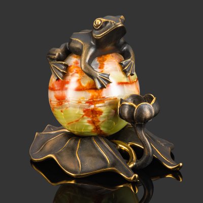 купить Композиция "Умиротворение". Подставка-подсвечник лягушка на шаре на листе кувшинки., бронза, патина; шар из оникса, Российская Федерация, 2025 г.