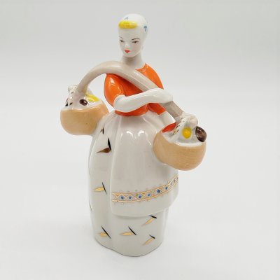 купить Статуэтка "Девушка с коромыслом" ("Девушка с грибами"), автор Н.Ф. Бобик и Т.Н. Шуляк, фарфор, роспись, золочение, Полонский завод художественной керамики (Полонное ЗХК), СССР, 1973-1990 гг.