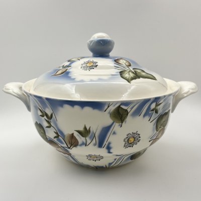 купить Супница, украшенная цветочным декором, фаянс, деколь с подрисовкой, Краснодарский фарфорово-фаянсовый завод «Чайка», СССР, 1960-1992 гг.