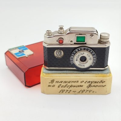 купить Зажигалка "Молния" в форме фотоаппарата с портретом С.А. Есенина (штатив в комплекте), с дарственной надписью, пластик, металл, СССР, 1974 г.