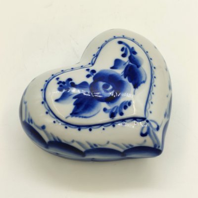 купить Шкатулка для мелочей (украшений) в форме сердца с цветочным декором, Гжель, фарфор, роспись, Россия, 1998-2015 гг.