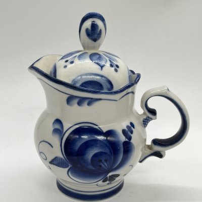 купить Молочник с крышкой с расписным цветочным декором (крышка в подборе), фарфор, роспись, Объединение «Гжель», СССР, 1970-1980 гг.