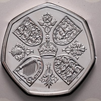 купить Великобритания 50 пенсов 2022 "Жизнь и наследие Королевы Елизаветы II" с портретом Короля Карла III