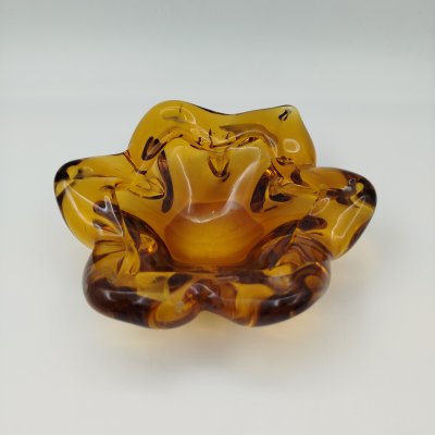 купить Ваза (орешница) в форме цветка медового оттенка, стекло, гутная техника, СССР, 1970-1990 гг.