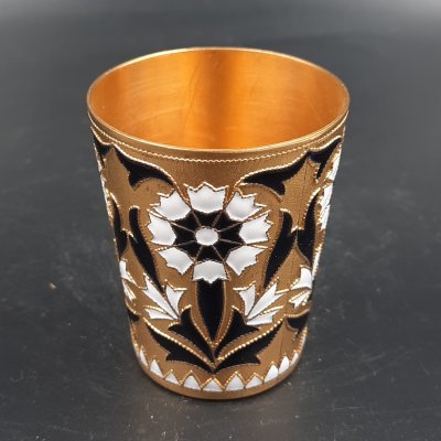 купить Стопка со стилизованным цветочным декором, латунь, эмали, золочение, Ленинградская ювелирная фабрика, СССР, 1960-1980 гг.