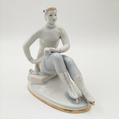 купить Статуэтка "Фигуристка" (физкультурница), скульптор Е. Гендельман, фарфор, роспись, золочение, Ленинградский фарфоровый завод (ЛФЗ), СССР, 1960-1980 гг.