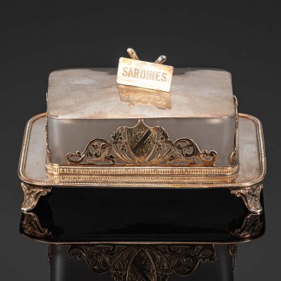 купить Блюдо для сервировки сардин (рыбных закусок) в металлической оправе с гербовыми щитами и фигурным хватком, металл, серебрение, гравировка, стекло, матирование,, Западная Европа, 1930-1950 гг.