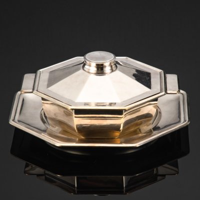 купить Блюдо сервировочное для подачи горячих блюд/ (террина) на металлическом подносе в стиле ArtDeco , OC (Orfevrerie Christofle), коллекция GALLIA, металл, серебрение, Christofle, Франция, 1935-1975 гг.