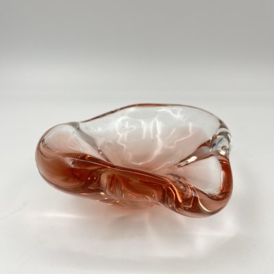 купить Пепельница розового оттенка необычной формы, цветное стекло, гутная техника, Чехословакия, 1960-1980 гг.