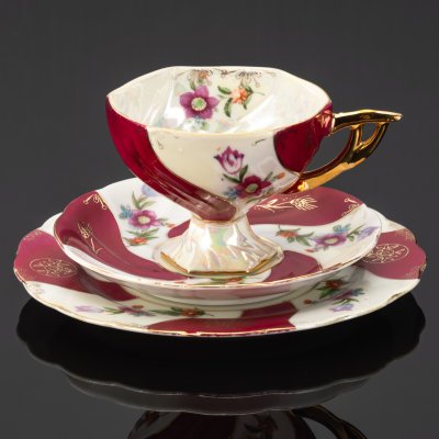 купить Чайное трио с цветочным узором на малиново-белом фоне, фарфор, люстр, крытье, деколь, золочение, Западная Европа, 1950-1970 гг.