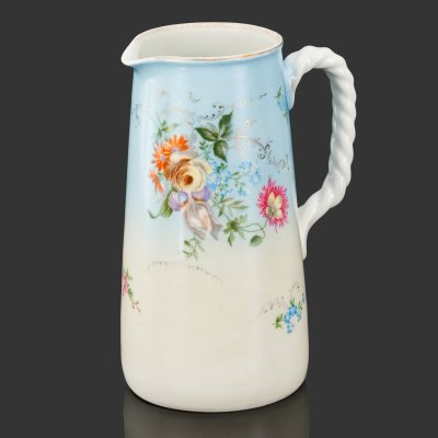купить Кувшин с витой ручкой и цветочным декором на тулове, фарфор, аэрография, деколь, золочение, Товарищество М.С. Кузнецова в Вербилках (г. Дмитров), Российская империя, 1891-1917 гг.
