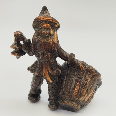 купить Статуэтка (держатель для солонки) "Гном с корзиной", металл, литье, тонировка, СССР, 1970-1990 гг.