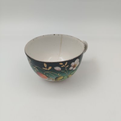 купить Чашка с декором в виде веточек земляники, фарфор, аэрография, роспись, золочение, Российская империя, 1890-1915 гг.