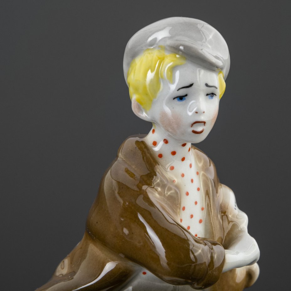 Статуэтка "Юный газетчик", фарфор, роспись, Ленинградский завод ...