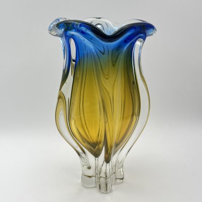 купить Ваза интерьерная в сине-желтой гамме, автор Йозеф Господка (Josef Hospodka), номер декора: 119/1/22, стекло, гутная техника, Хршибский стекольный завод (Chřibská), Чехословакия, 1970-1980 гг.