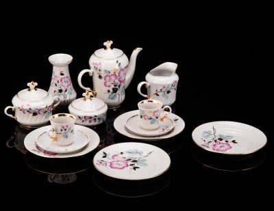 купить Сервиз кофейный с цветочным декором на 2 персоны (13 предметов), фарфор, роспись, золочение, Краснодарский фарфорово-фаянсовый завод «Чайка», СССР, 1970-1992 гг.