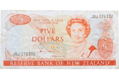купить Новая Зеландия 5 долларов 1981-85 (Pick 171a)