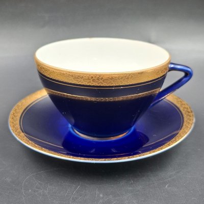 купить Пара чайная с орнаментом в виде дубовых листьев, автор формы "Утро" В.Л. Семенов, фарфор, крытье кобальтом, золочение, Ленинградский фарфоровый завод (ЛФЗ), СССР, 1960-1970 гг.