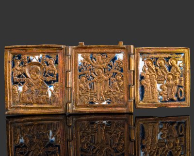 купить Складень трехстворчатый "Святитель Никола Чудотворец., Богоматерь Всех скорбящих радость, Избранные святые", латунь, полихромные эмали, Российская империя, 1850-1890 гг.