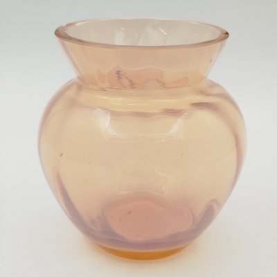 купить Ваза для цветов с рельефным туловом розоватого оттенка, Светлана Михайловна Бескинская, стекло, сульфидное, гранение, СССР, 1970-1990 гг.