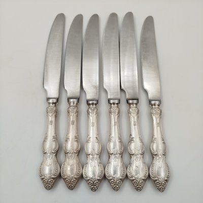 купить Набор из 6-ти столовых ножей, украшенных растительным декором, мНЦ (медь-никель-цинк), нержавеющая сталь, Режевский механический завод (РМ), СССР, 1983-1991 гг.