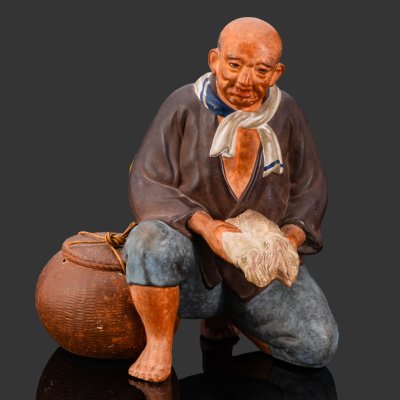 купить Кукла-хакато (博多人形) "Торговец кальмарами с корзиной", керамика, ручная роспись, Япония, 1970-1990 гг.