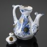 Купить Чайник заварочный с фигурным носиком и ручкой, украшенный изображением голубых цветов, фарфор, роспись,  золочение, Кисловодский фарфор - Феникс, СССР, 1980-1990 гг.