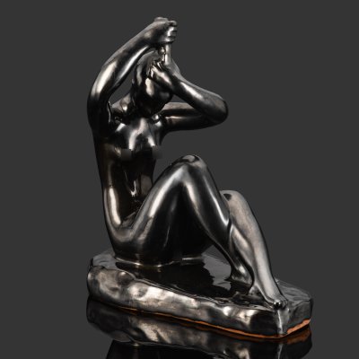 купить Скульптура «Девушка, расчесывающая волосы» («Отжимающая волосы»), автор Николай Андреевич Силис, керамика, поливы, Гжельский керамический завод, СССР, 1960-1970 гг.