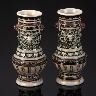 купить Вазы парные в стиле неоренессанс с растительным декором и маскаронами в виде человеческих и львиных голов, керамика, соляная глазурь, Германия, 1880-1920 гг.