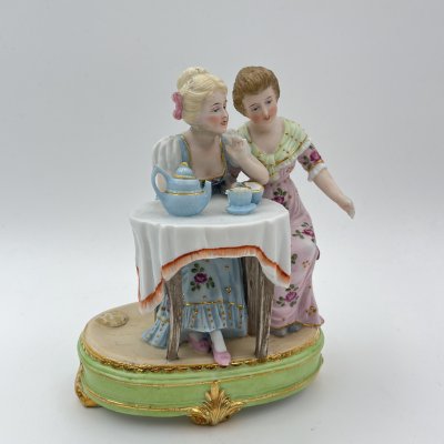 купить Статуэтка "Чаепитие" с изображением двух девушек за столом, бисквит, роспись, золочение, Европа, 1970-1990 гг.