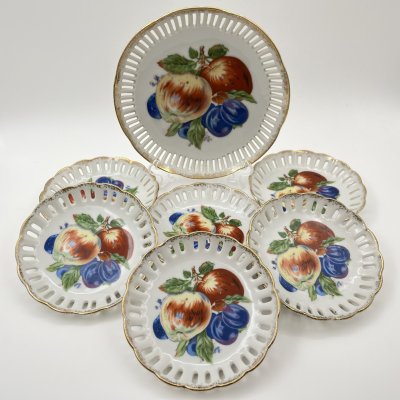 купить Набор десертный с прорезным бортом "Ягоды и фрукты" на 6 персон (7 предметов), фарфор, деколь, золочение, Западная Европа, 1900-1930 гг.