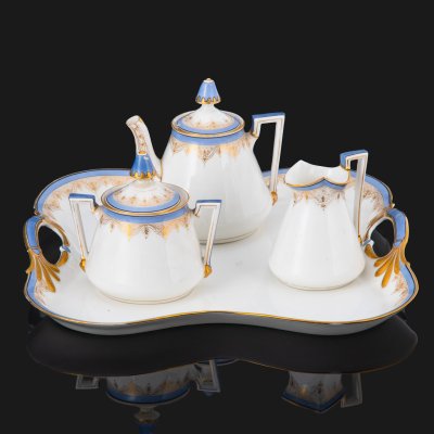 Купить Набор для подачи кофе на подносе: кофейник, молочник и сахарница, фирма "François Alluaud", фарфор, крытье, золочение, Limoges, Франция, 1870-1890 гг.