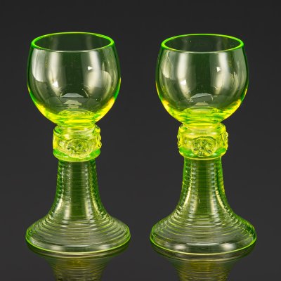 купить Пара рёмеров для белого вина на фигурной ножке с лепным декором, стекло, (урановое), Западная Европа, 1890-1920 гг.