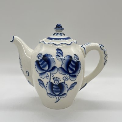 купить Чайник заварочный с расписным цветочным декором, фарфор, роспись, Объединение «Гжель», СССР, 1972-1985 гг.