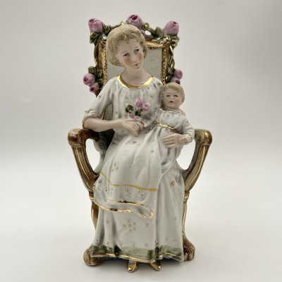 купить Статуэтка "Мама с ребенком", фарфор, роспись, золочение, Европа, 1920-1940 гг.