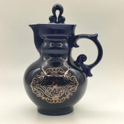 купить Кувшин для напитков, украшенный орнаментальным декором, фарфор, крытье кобальтом, золочение, Бронницкий завод фарфоровых изделий «Возрождение», СССР, 1971-1981 гг.